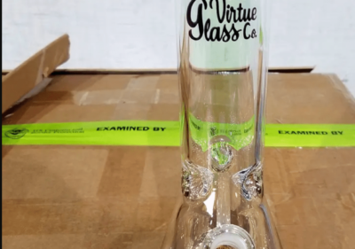 Beamte beschlagnahmen fast 4.000 Bongs und 23.000 US-Dollar in nicht gemeldeter Währung