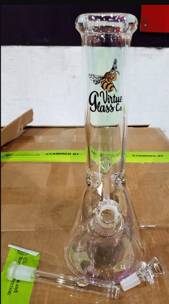 Beamte beschlagnahmen fast 4.000 Bongs und 23.000 US-Dollar in nicht gemeldeter Währung