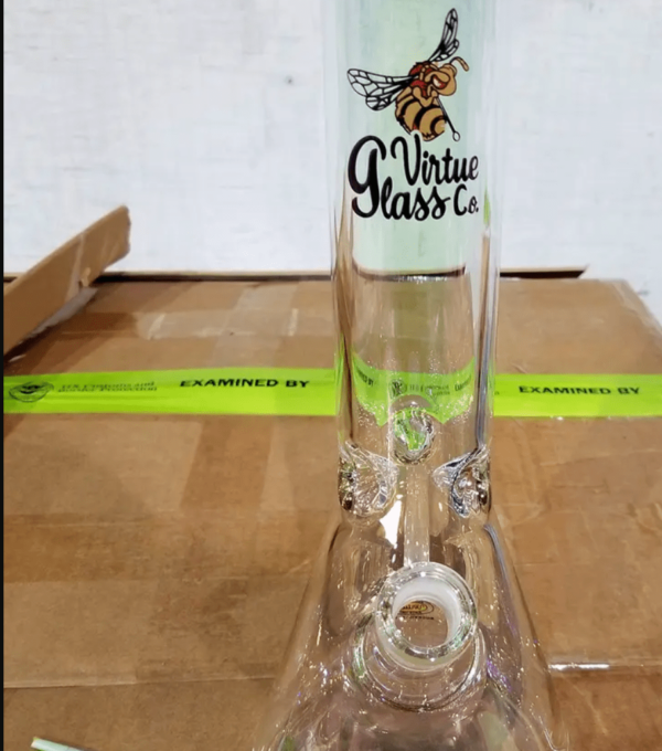 Beamte beschlagnahmen fast 4.000 Bongs und 23.000 US-Dollar in nicht gemeldeter Währung